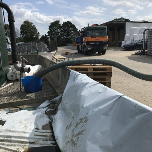 Tag 1: Abpumpen der Gülle aus dem Fermenter. Alles ist abgedeckt damit keine Gülle in das Grundwasser versickert und keine unnötige Verschmutzungen entstehen. Fermentersanierung 2019, Nierswalder Biogasanlage.