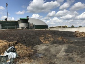 Die Sinkschicht wird ausgebaggert. Fermentersanierung August 2019, Nierswalder Biogasanlage.
