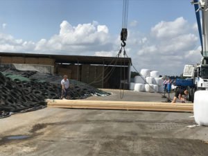 Die Holzbalken werden mit einem Kran bewegt. Wir helfen mit. Fermentersanierung August 2019, Nierswalder Biogasanlage.