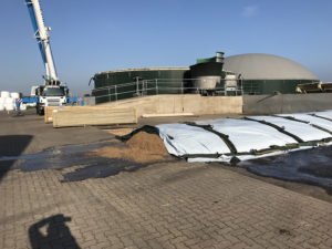 Wir bekommen eine neue Holzdecke auf dem Fermenter. Fermentersanierung August 2019, Nierswalder Biogasanlage.