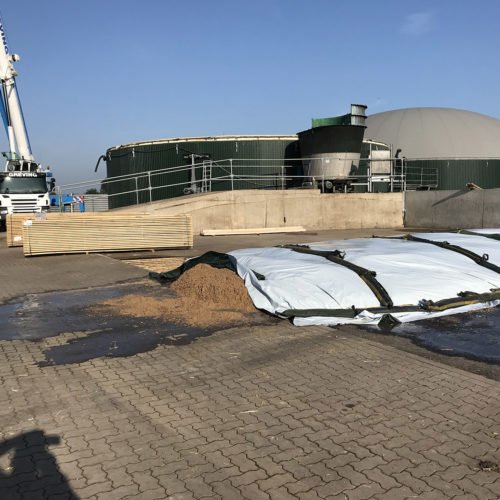 Wir bekommen eine neue Holzdecke auf dem Fermenter. Fermentersanierung August 2019, Nierswalder Biogasanlage.