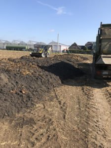 Das Substrat aus dem Fermenter (Sinkschicht) wird auf das Feld aufgebracht. Mit Miststreuern wird die Masse verteilt. Fermentersanierung August 2019, Nierswalder Biogasanlage.