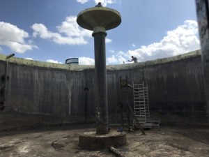 Der Fermenter ist leergebaggert. Jetzt beginnen wir mit den Sanierungsarbeiten des Behälters. Fermentersanierung August 2019, Nierswalder Biogasanlage.