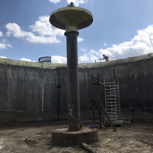 Der Fermenter ist leergebaggert. Jetzt beginnen wir mit den Sanierungsarbeiten des Behälters. Fermentersanierung August 2019, Nierswalder Biogasanlage.