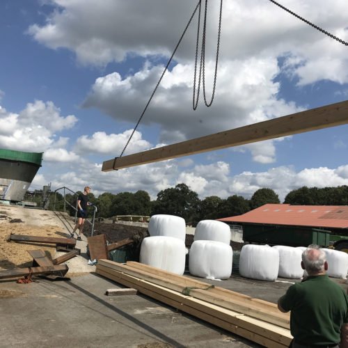 Die Holzbalken werden mit einem Kran bewegt. Fermentersanierung August 2019, Nierswalder Biogasanlage.