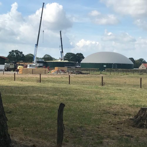 Zur Fermentersanierung ist schweres Gerät notwendig: Zwei große Kräne zum Ausbaggern des Substrats. Fermentersanierung August 2019, Nierswalder Biogasanlage.