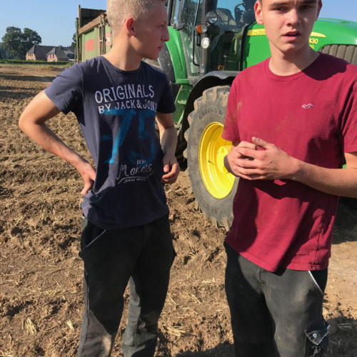 Sören und Tim helfen nit. Sie bringen das Substrat auf das Feld aus. Fermentersanierung August 2019, Nierswalder Biogasanlage.
