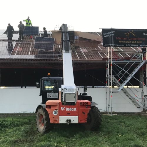 Installation der Solarmodule der Photovoltaikanlage üder dem Kuhstall. Nierswalder Kuhhof 2019