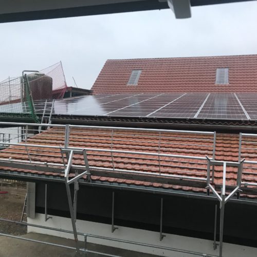 Die Solarmodule der Photovoltaikanlage werden auf dem Dach des Melkstandes installiert. Nierswalder Kuhhof 2019